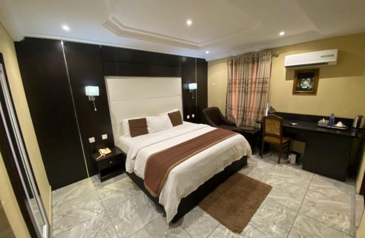 EXECUTIVE ROOM